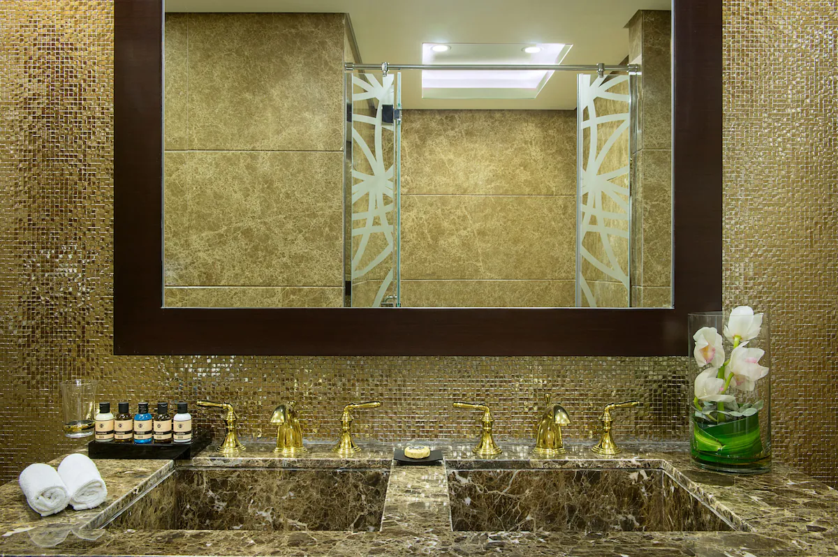 حمام و سرویس بهداشتی هتل گلف کورت بیزنس بی دبی